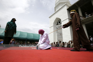 File: Hukum Cambuk di Aceh