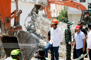 Presiden saat evakuasi korban gempa di Hotel Roa Roa, Palu, Sulawesi Tengah
