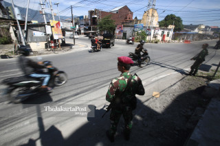 Personel TNI Marinir mengatur arus lalu lintas di kota Palu, Sulawesi Tengah
