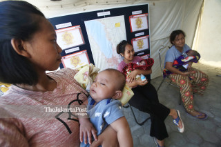 Pemeriksaan bayi di Rumah Sakit Lapangan milik TNI di Posko Pengungsian Perumnas Balaroa Palu Sulawesi Tengah